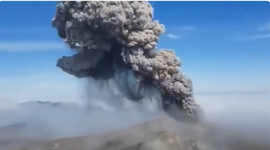 Vulcanul Ebeko din Insulele Kurile a erupt din nou