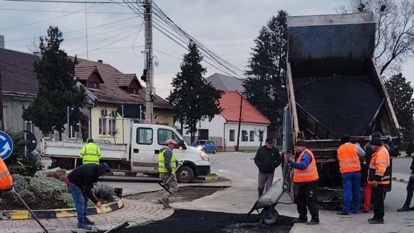 SIGHET – Se intervine pe mai multe străzi pentru plombare gropilor