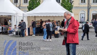 Gaudeamus cu o carte-n mână. Sau mai multe [FOTO]