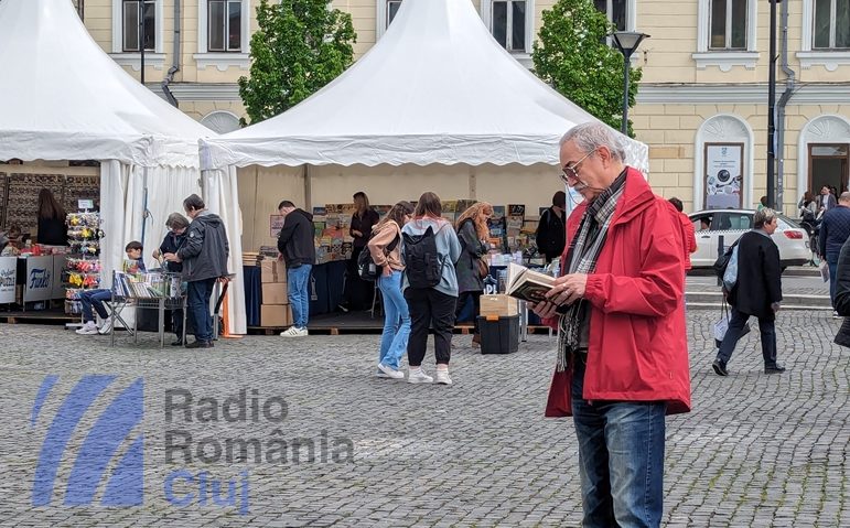 Gaudeamus cu o carte-n mână. Sau mai multe [FOTO]