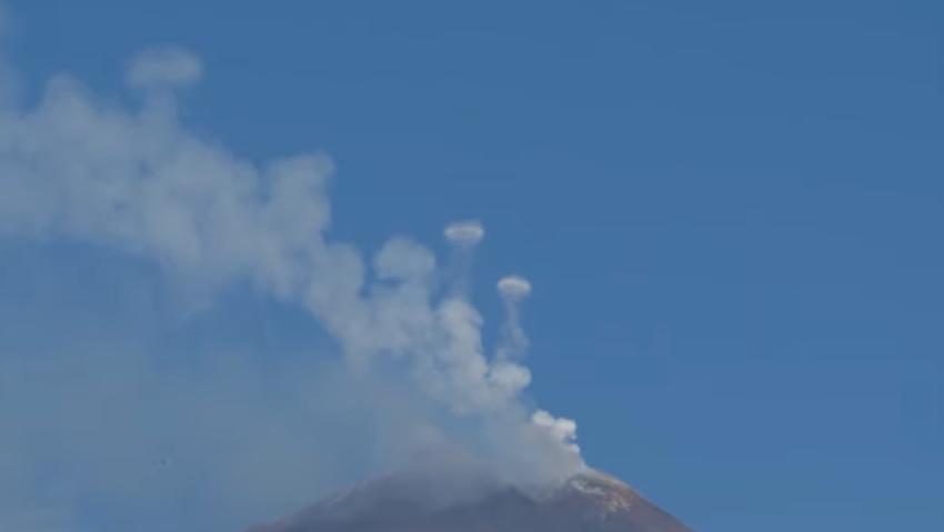 Inele de fum apărute deasupra vulcanului Etna