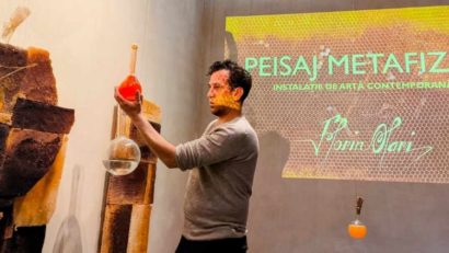 Peisaj Metafizic – artă contemporană din faguri de miere | FOTO