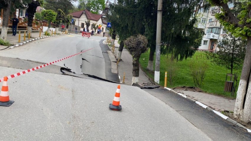 Noi evacuări în Slănic Prahova, după surparea unei străzi