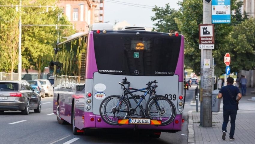 Autobuzele din Cluj-Napoca, dotate cu suporți pentru biciclete