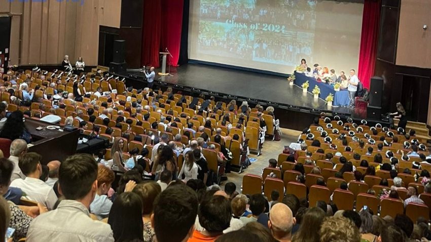 Peste 4000 de elevi de a XII-a au terminat liceul, la Cluj | FOTO