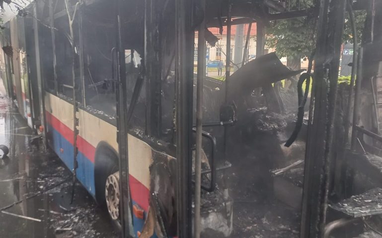 Incendiu la un autobuz aflat în mers