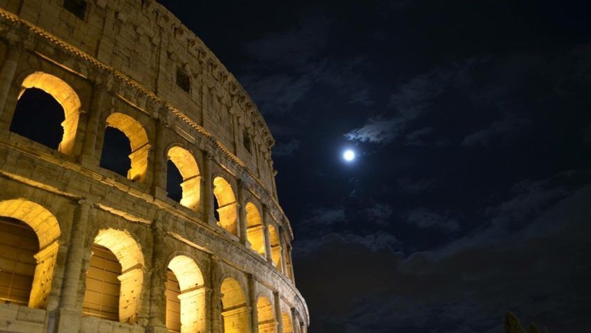 Tururi nocturne în Colosseumul din Roma