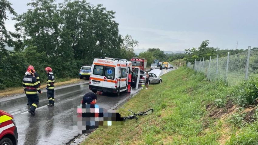 Doi bicicliști loviți de mașină pe DN 14B. Unul a murit