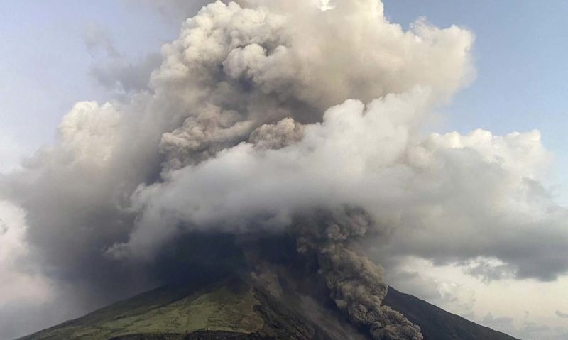 Vulcanii activi din Sicilia alungă turiștii și întârzie zborurile