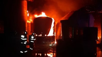 Incendiu violent la o hală industrială