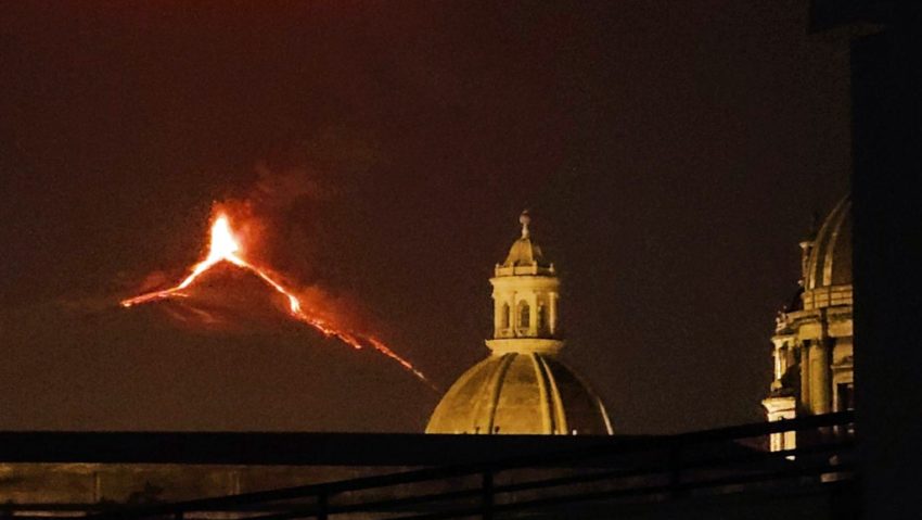 Aeroportul din Catania, acoperit de cenușa vulcanului Etna