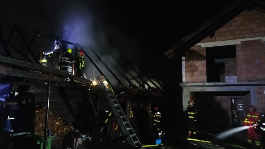 Casă cuprinsă de incendiu în Poienile de sub Munte