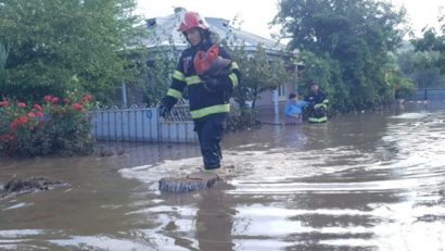 Riscul de inundaţii se menţine în estul României