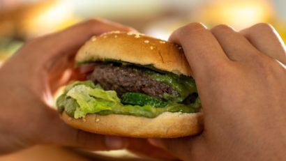 Un deces și zeci de îmbolnăviri cu o bacterie la un lanț de fast-food