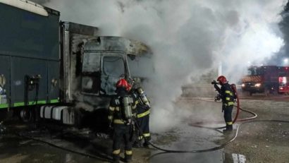 Incendiu violent la un TIR încărcat cu rumeguș