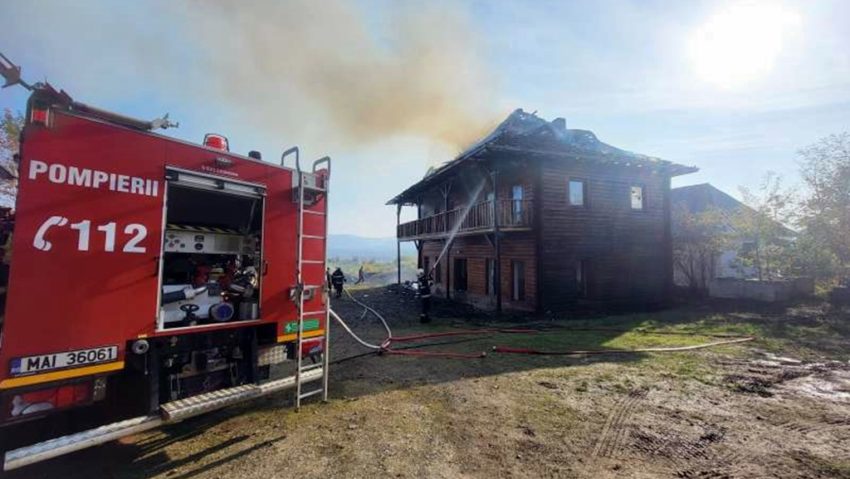 Incendiu violent la o cabană din lemn