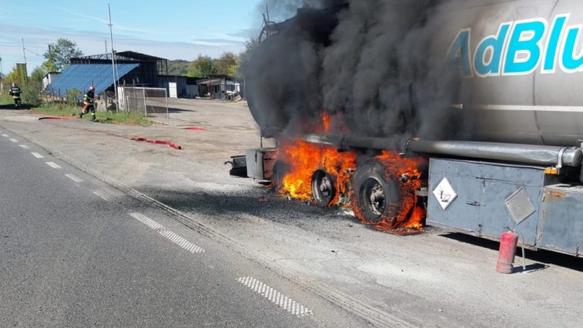 O autocisternă a luat foc pe DN 1 | FOTO