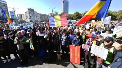 Protest de amploare în faţa Guvernului