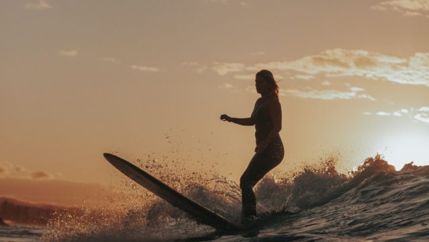 Un surfer a murit străpuns de un peşte spadă