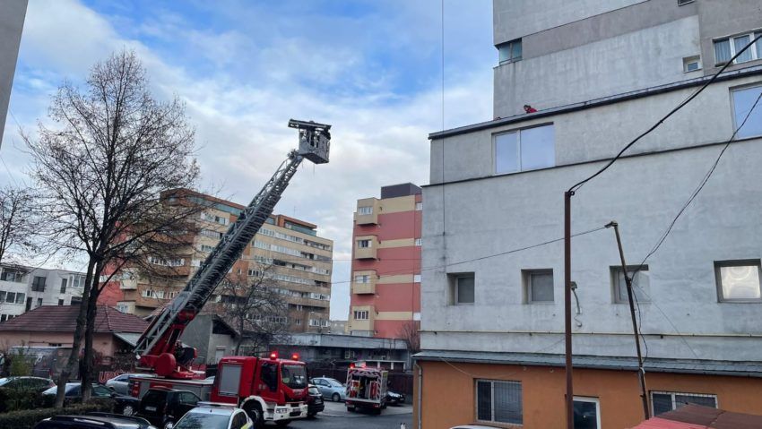 Minor rănit după ce a căzut de la înălțime pe copertina unui bloc