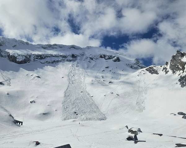 Sibiu: Doi turişti, salvaţi după ce au fost surprinşi de o avalanşă la Bâlea Lac