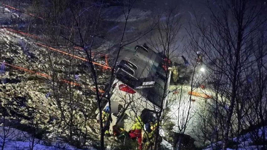 Un autobuz cu ​​60 de persoane la bord s-a prăbușit în gol