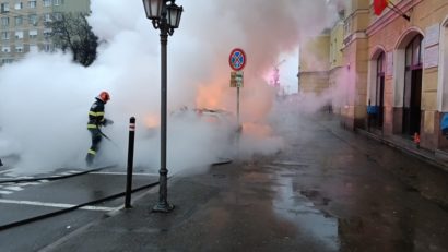 Un taxi a luat foc în fața Gării din Oradea