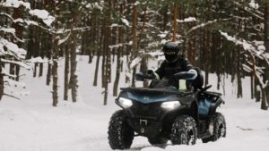 Înzăpeziți la munte cu mașina sau ATV-ul