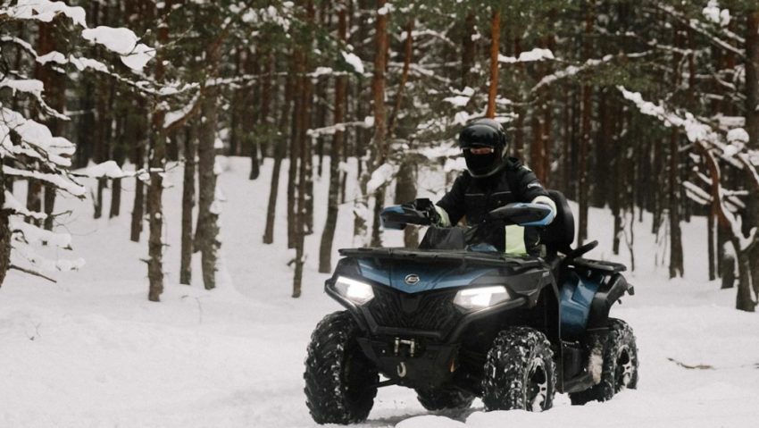 Înzăpeziți la munte cu mașina sau ATV-ul