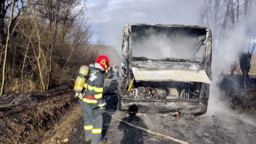 Un autobuz a luat foc în mers