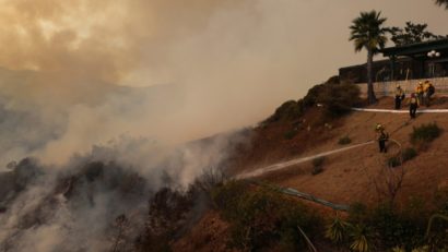 Incendiile se extind la Los Angeles!