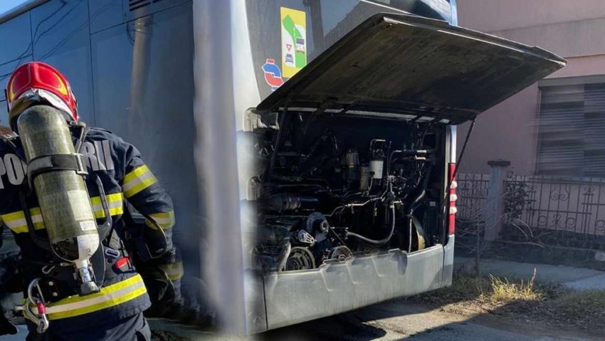 Un autobuz a luat foc în mers! | FOTO