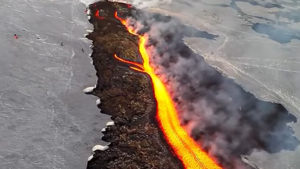 Mii de turiști urcă pe Muntele Etna pentru a urmări erupția vulcanică