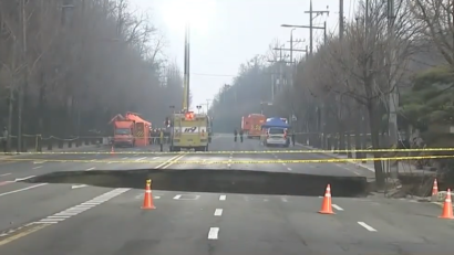 Un bărbat a căzut cu motocicleta într-un crater din asfalt, în condiţii misterioase | VIDEO