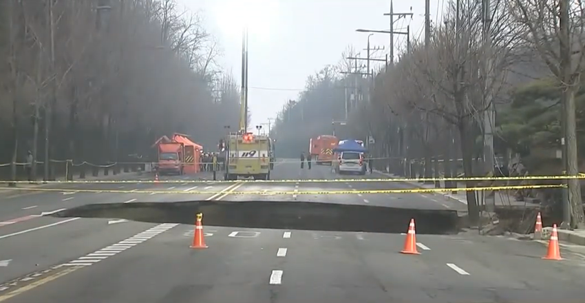 Un bărbat a căzut cu motocicleta într-un crater din asfalt, în condiţii misterioase | VIDEO