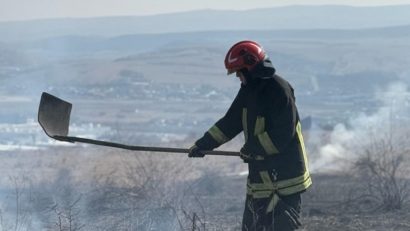 Pompierii fac cu greu față numărului mare de incendii de vegetație